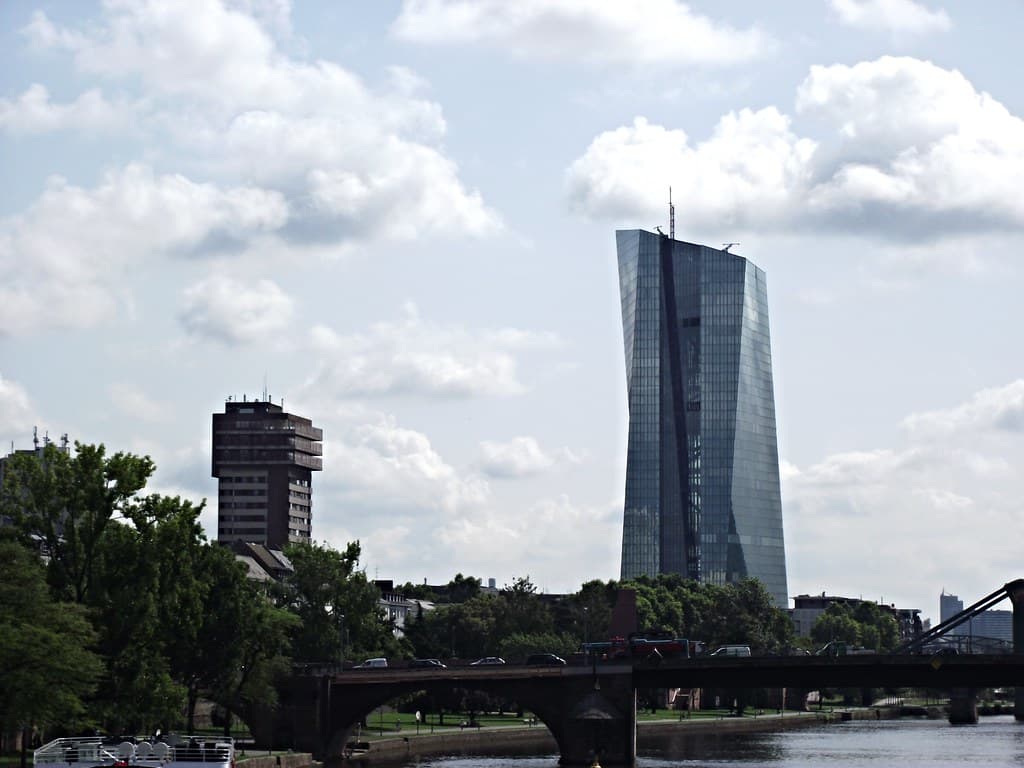 The Treasury market prices tightening even as the euro short quietly unwinds